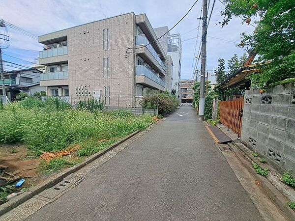 安心して暮らすことのできる住宅街。住宅地の道路は一般に交通量が少なく車などの騒音が少ないため、住民にとって静かな生活環境が提供されます。