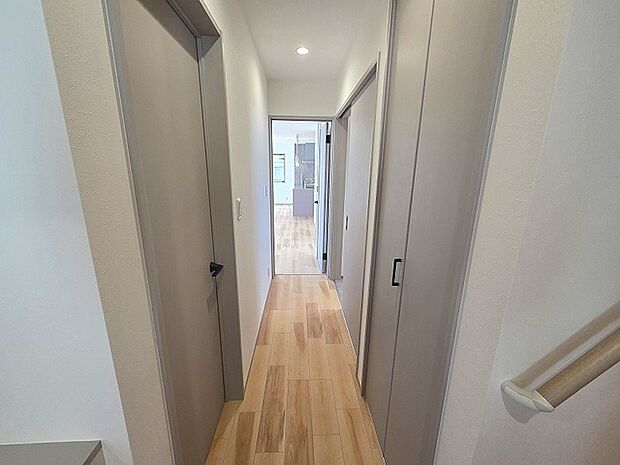 実際に室内をご見学頂くと生活のイメージが広がります。家具を置いたイメージや窓からの景色など、現地で体感ください。 