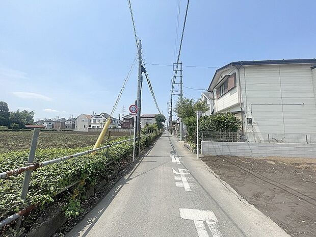 安心して暮らすことのできる住宅街。 住宅地の道路は一般に交通量が少なく車などの騒音が少ないため、住民にとって静かな生活環境が提供されます。