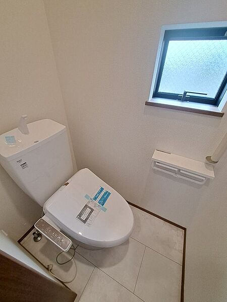 トイレにはウォシュレット機能を標準装備。
