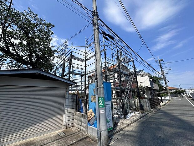 安心して暮らすことのできる住宅街。 住宅地の道路は一般に交通量が少なく車などの騒音が少ないため、住民にとって静かな生活環境が提供されます。