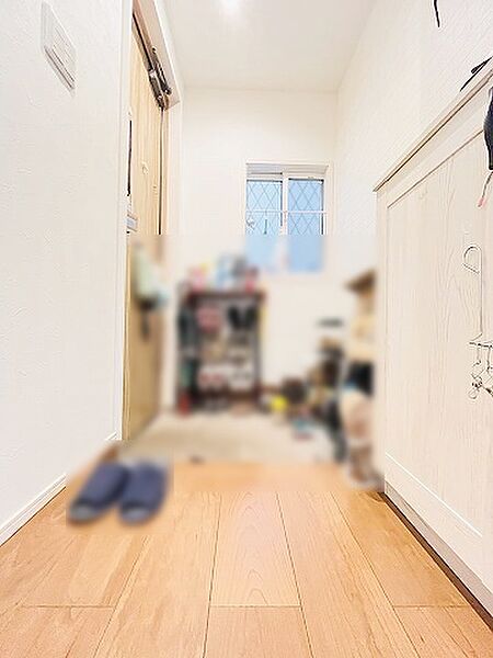 玄関は家の第一印象を左右する重要な場所。ほどよい広さとスタイリッシュな色遣いが印象的です。
