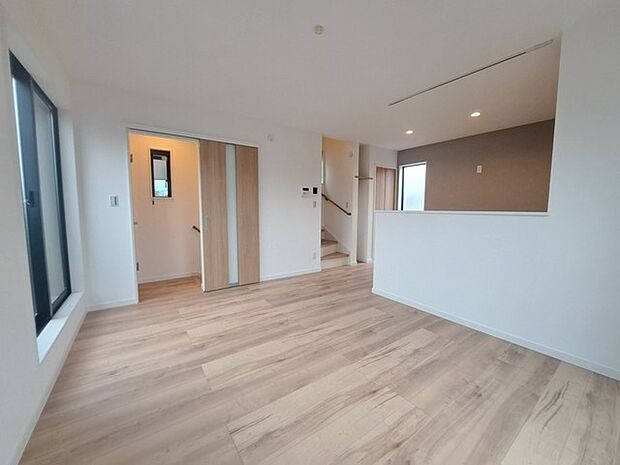 実際に室内をご見学頂くと生活のイメージが広がります。家具を置いたイメージや窓からの景色など、現地で体感ください。