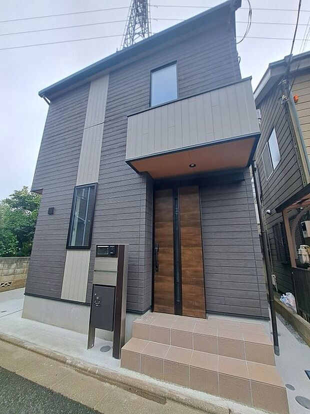 周辺の街並みの中で適度な主張、生活に溶け込むシンプルなデザインの外観が魅力の一戸建です。