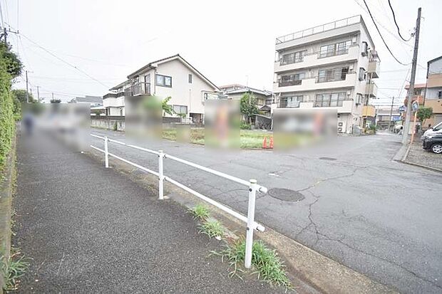 安心して暮らすことのできる住宅街。　住宅地の道路は一般に交通量が少なく車などの騒音が少ないため、住民にとって静かな生活環境が提供されます。 