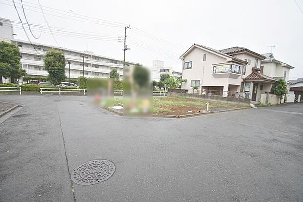 安心して暮らすことのできる住宅街。　住宅地の道路は一般に交通量が少なく車などの騒音が少ないため、住民にとって静かな生活環境が提供されます。 