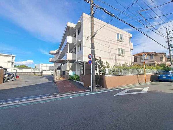 建物が完成しましたので室内のご見学予約スタート。当日のご見学予約も大歓迎です。お気軽にご連絡ください。エステート白馬国分寺店は火曜水曜も営業しております。