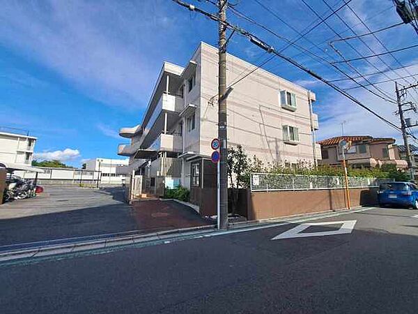 周辺の街並みの中で適度な主張、生活に溶け込むシンプルなデザインの外観が魅力の一戸建です。