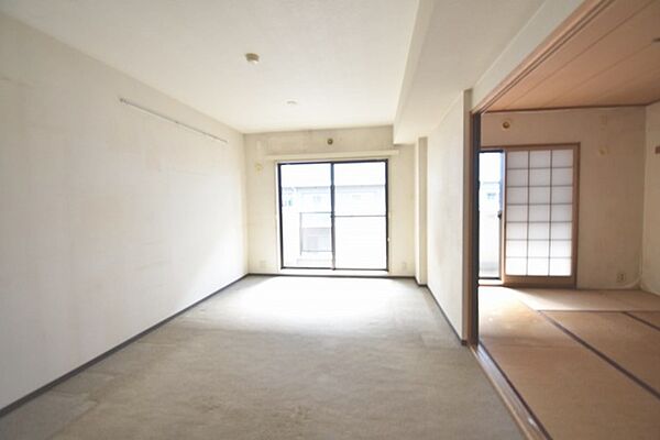 家族が一番集まる場所だから広々としつつも素敵な空間であって欲しい。みんながくつろぐリビングからキッチンまでが一つの空間のように繋がる間取り。