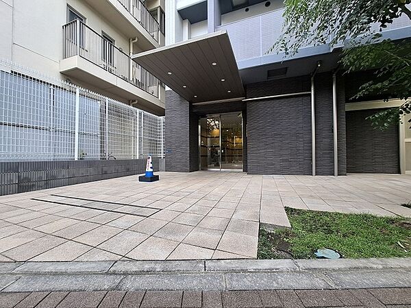 都市の日常に静かに寄り添う、端正な佇まい。素材の質感を活かしたデザインが洗練された空気を醸し出し、帰宅するたびに心地よい落ち着きを感じさせてくれる、住まいの顔となるエントランスです