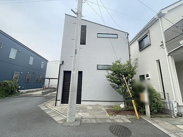 安心して暮らすことのできる住宅街。　住宅地の道路は一般に交通量が少なく車などの騒音が少ないため、住民にとって静かな生活環境が提供されます。