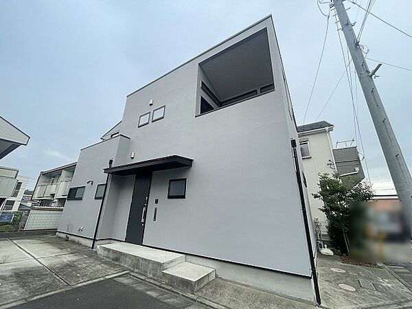 周辺の街並みの中で適度な主張、生活に溶け込むシンプルなデザインの外観が魅力の一戸建です。