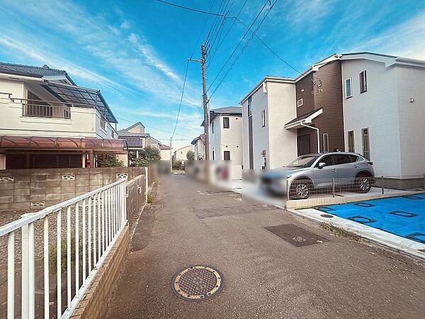 安心して暮らすことのできる住宅街。　住宅地の道路は一般に交通量が少なく車などの騒音が少ないため、住民にとって静かな生活環境が提供されます。