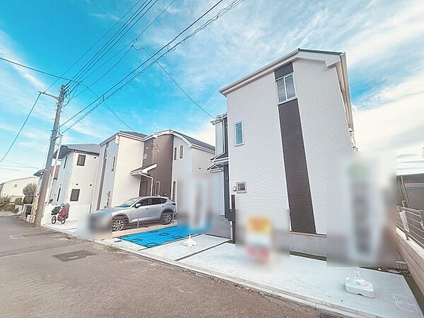 周辺の街並みの中で適度な主張、生活に溶け込むシンプルなデザインの外観が魅力の一戸建です。