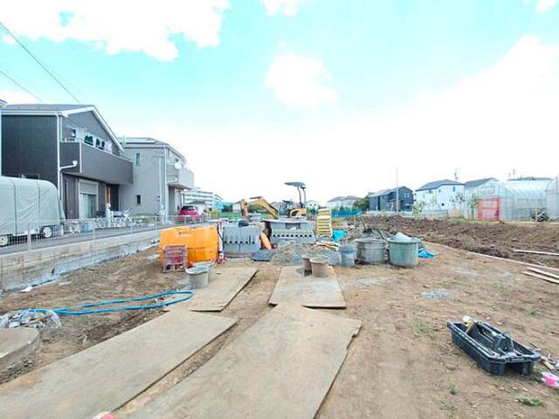 周辺は住宅が建ち並ぶ閑静な住宅街です。