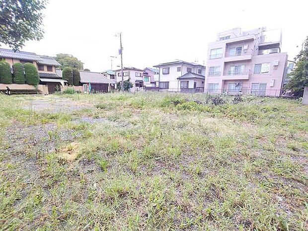 現地ご見学の際、スタッフが様々なご質問に対応いたします、周辺環境、前面道路、建築可能な建物について、ぜひご相談ください。