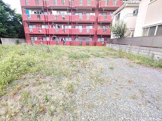 土地物件にはご確認頂くポイントがたくさんございます、土地だけのご見学の際もご遠慮せず、ぜひお気軽に担当スタッフにお申しつけくださいませ。