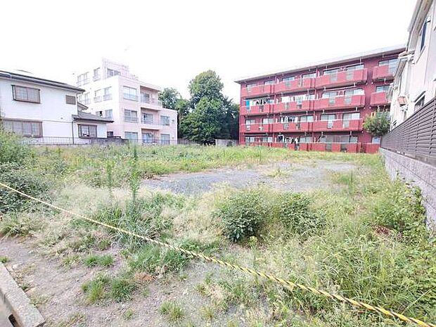 建築条件なしの敷地。弊社グループ「白馬建設」にて建物プランをご提案できます。実際の陽当たりやサイズ感を現地でお確かめください。