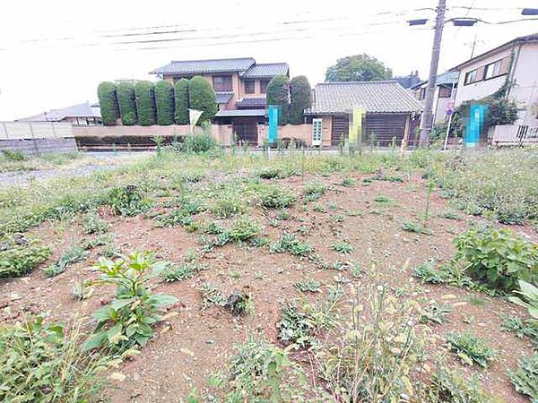 現地ご見学の際、スタッフが様々なご質問に対応いたします、周辺環境、前面道路、建築可能な建物について、ぜひご相談ください。