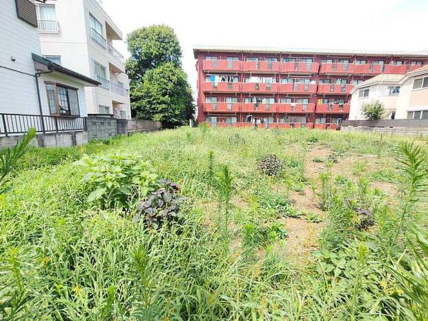 現地ご見学の際、スタッフが様々なご質問に対応いたします、周辺環境、前面道路、建築可能な建物について、ぜひご相談ください。