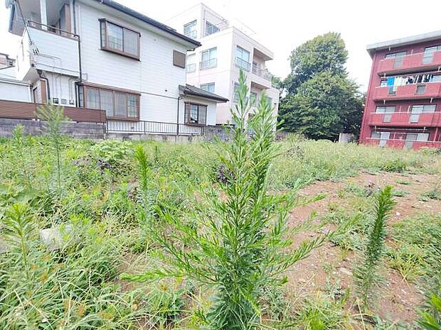 安心して暮らすことのできる住宅街。　住宅地の道路は一般に交通量が少なく車などの騒音が少ないため、住民にとって静かな生活環境が提供されます。 
