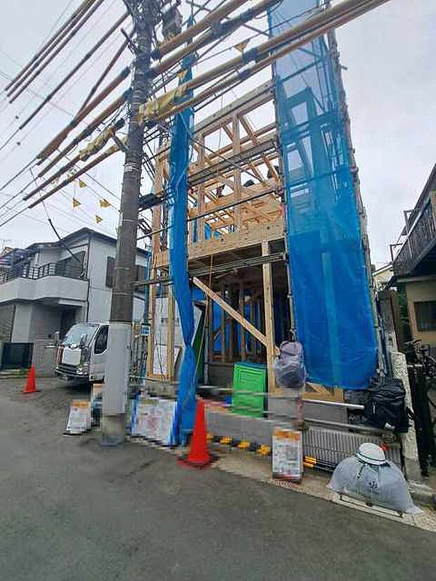 現在建物を建築中です、建築中の物件については現地確認の他、同施工会社の完成施工例のご案内、担当者のプレゼンテーションにてご検討ください。 