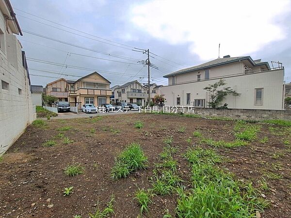 現地ご見学の際、スタッフが様々なご質問に対応いたします、周辺環境、前面道路、建築可能な建物について、ぜひご相談ください。