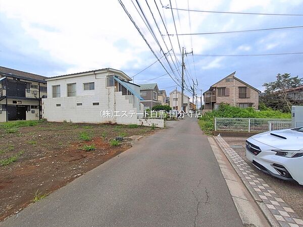 安心して暮らすことのできる住宅街。　住宅地の道路は一般に交通量が少なく車などの騒音が少ないため、住民にとって静かな生活環境が提供されます。