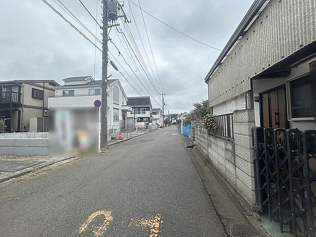 安心して暮らすことのできる住宅街。 住宅地の道路は一般に交通量が少なく車などの騒音が少ないため、住民にとって静かな生活環境が提供されます。