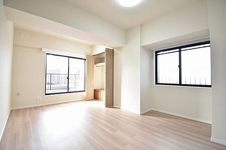 洋室はモダンなデザインと機能性を備え、快適な生活空間に。明るい窓から差し込む自然光が広々とした空間をさらに明るく開放的に感じさせます。