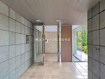 重厚な石積みの壁面が美しく端正で品格のある佇まい。帰宅するたびに心が整う落ち着いた空間です。