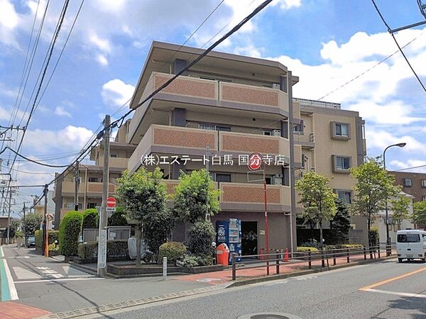 周辺の街並みの中で適度な主張、生活に溶け込むシンプルなデザインの外観が魅力の建物です。