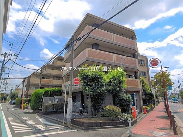 周辺の街並みの中で適度な主張、生活に溶け込むシンプルなデザインの外観が魅力の建物です。