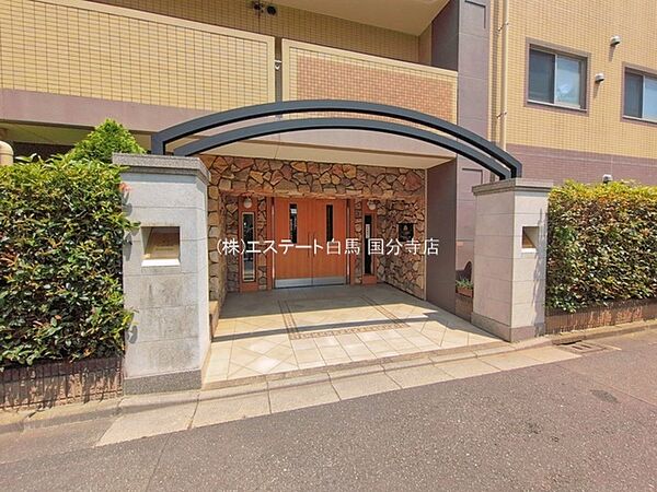 落ち着いた色調が周囲の街並みと調和し、住まう人の暮らしを優しく受け止める洗練された佇まいです。