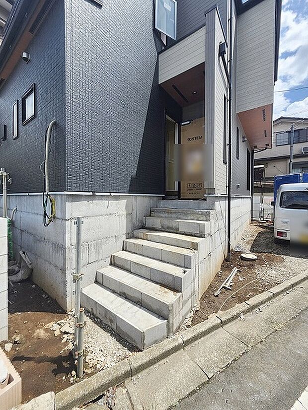 シックな色合いの外壁が印象的な佇まい。周囲の環境に静かに溶け込む端正なフォルムが魅力です。