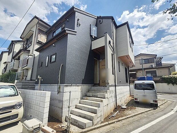 洗練されたモノトーンの外観が街並みに落ち着きと調和をもたらす住まいです。