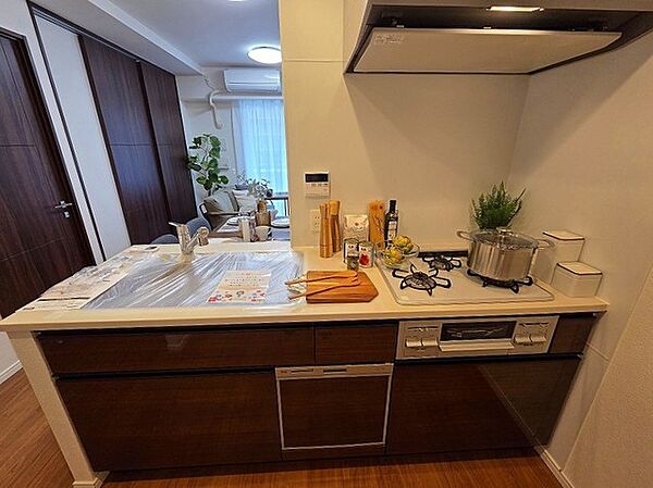 お料理をしながらリビングの家族やゲストとの会話が楽しめるカウンタータイプのキッチン。毎日のお料理を楽しく快適に。