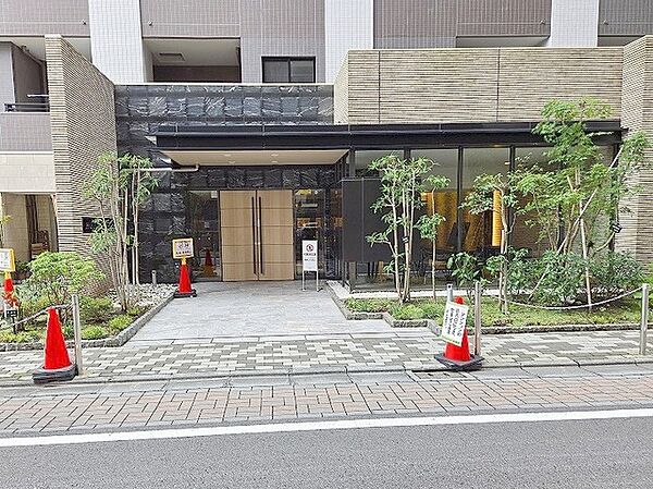 洗練されたデザインが住まう方を優しく迎え入れるエントランス。端正な佇まいが日常を彩ります。