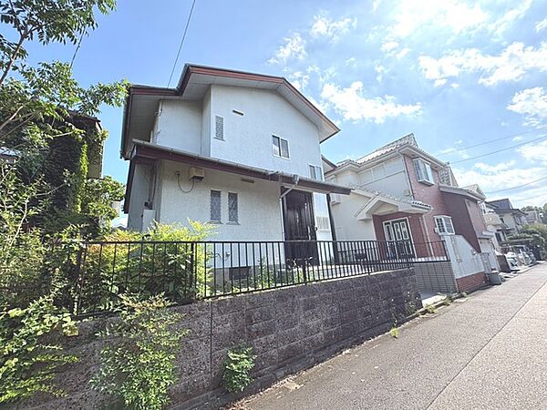 安心して暮らすことのできる住宅街。　住宅地の道路は一般に交通量が少なく車などの騒音が少ないため、住民にとって静かな生活環境が提供されます。