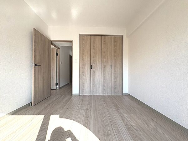 スタイリッシュなデザインと快適な居住性を兼ね備えた洋室。広々とした空間は、自分らしいインテリアを楽しむことができるほか、リラックスした時間を過ごすことができそうです。