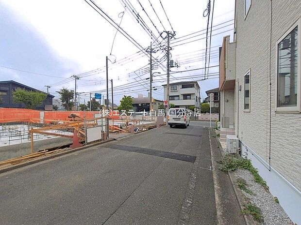 安心して暮らすことのできる住宅街。 住宅地の道路は一般に交通量が少なく車などの騒音が少ないため、住民にとって静かな生活環境が提供されます。