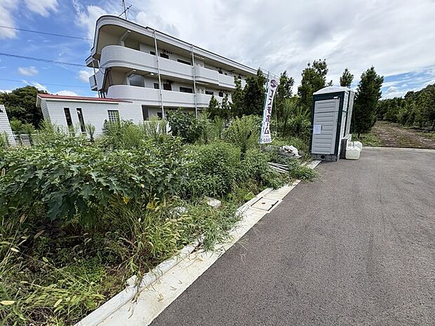 安心して暮らすことのできる住宅街。 住宅地の道路は一般に交通量が少なく車などの騒音が少ないため、住民にとって静かな生活環境が提供されます。