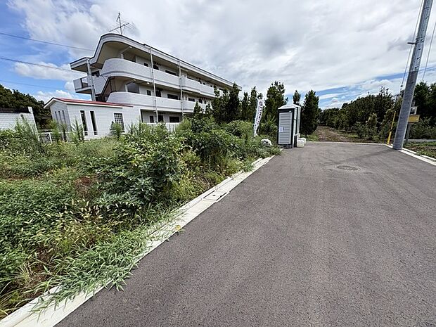 周辺は住宅が建ち並ぶ閑静な住宅街です。