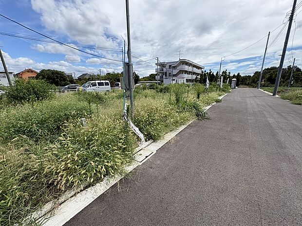 安心して暮らすことのできる住宅街。 住宅地の道路は一般に交通量が少なく車などの騒音が少ないため、住民にとって静かな生活環境が提供されます。