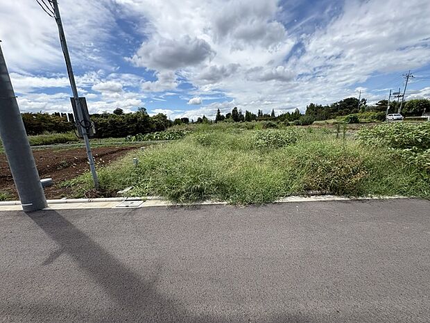 安心して暮らすことのできる住宅街。　住宅地の道路は一般に交通量が少なく車などの騒音が少ないため、住民にとって静かな生活環境が提供されます。 