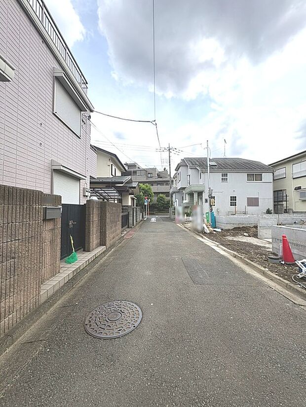 周辺は住宅が建ち並ぶ閑静な住宅街です。