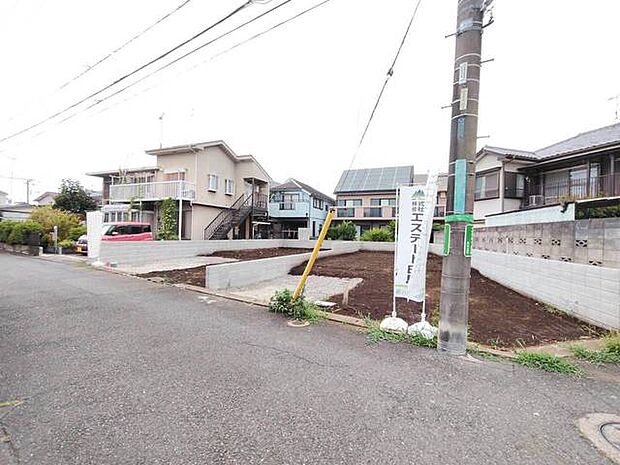 安心して暮らすことのできる住宅街。 住宅地の道路は一般に交通量が少なく車などの騒音が少ないため、住民にとって静かな生活環境が提供されます。