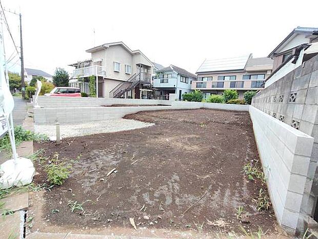 周辺は住宅が建ち並ぶ閑静な住宅街です。