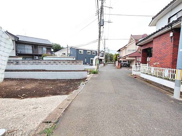 安心して暮らすことのできる住宅街。 住宅地の道路は一般に交通量が少なく車などの騒音が少ないため、住民にとって静かな生活環境が提供されます。