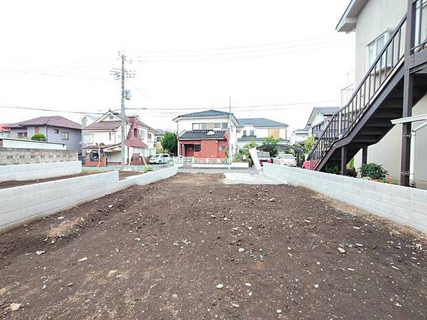 閑静な住宅街に位置し、開放感のある広がりを感じさせる土地です。周囲の落ち着いた環境と調和しながら、理想の暮らしを描くための新しい土台として、自由な発想を膨らませられる空間が広がっています